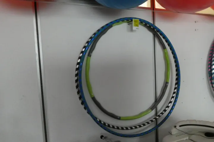 3x Hula-Hoop-Reifen, glitzernd, mehrfarbig, mit Wandhalterung